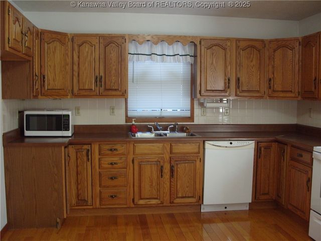 717 4th Avenue, Montgomery, WV 25136