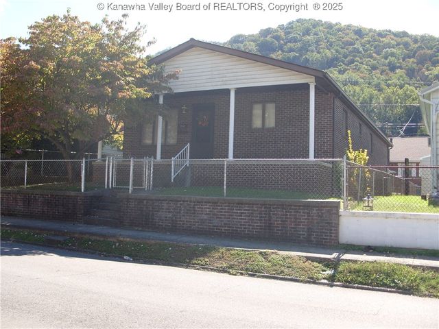 717 4th Avenue, Montgomery, WV 25136