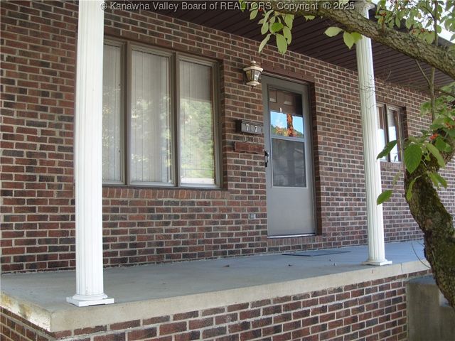 717 4th Avenue, Montgomery, WV 25136