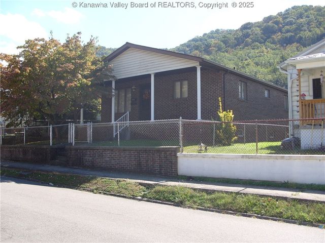 717 4th Avenue, Montgomery, WV 25136