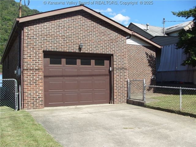 717 4th Avenue, Montgomery, WV 25136