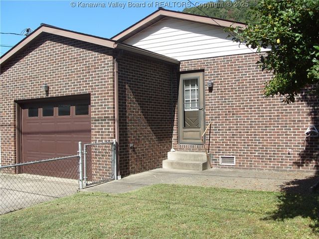 717 4th Avenue, Montgomery, WV 25136