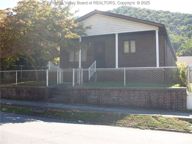 717 4th Avenue, Montgomery, WV 25136