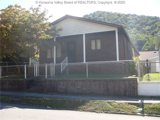 717 4th Avenue, Montgomery, WV 25136