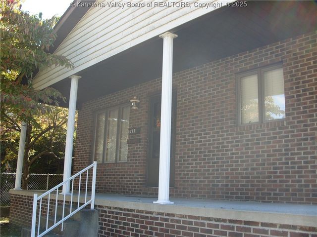 717 4th Avenue, Montgomery, WV 25136