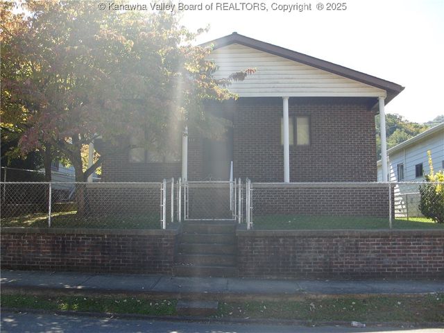 717 4th Avenue, Montgomery, WV 25136