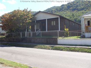 717 4th Avenue, Montgomery, WV 25136