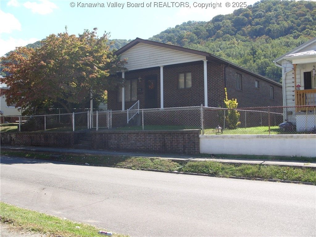 717 4th Avenue, Montgomery, WV 25136