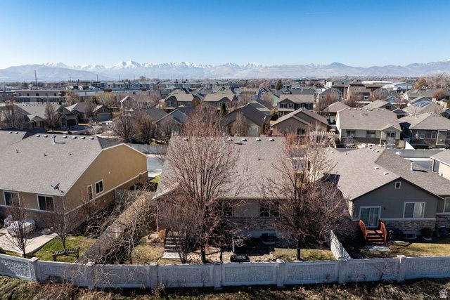 11181 S VILLAGE GROVE LN, South Jordan, UT 84095