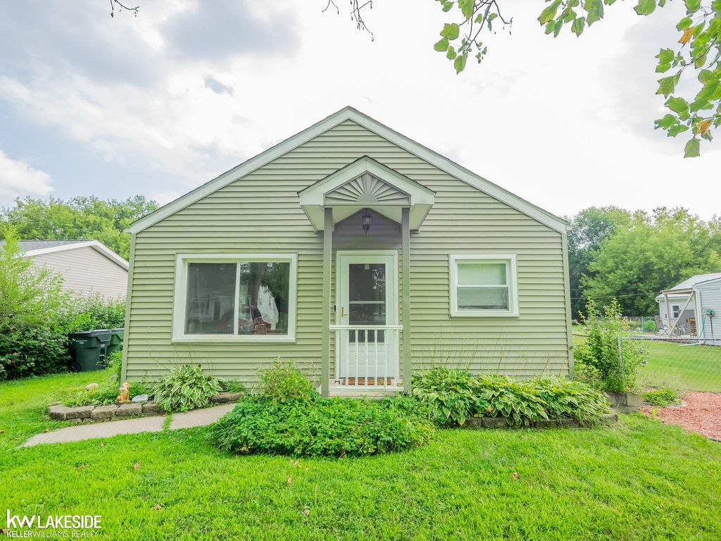 2100 Collins Avenue, Shelby Twp, MI 48317