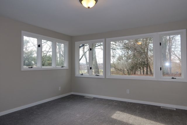 105 Overlook Dr, Springfield, MA 01118