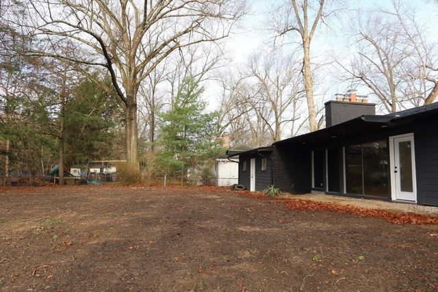 105 Overlook Dr, Springfield, MA 01118