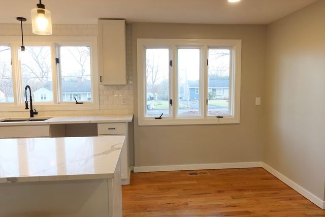 105 Overlook Dr, Springfield, MA 01118