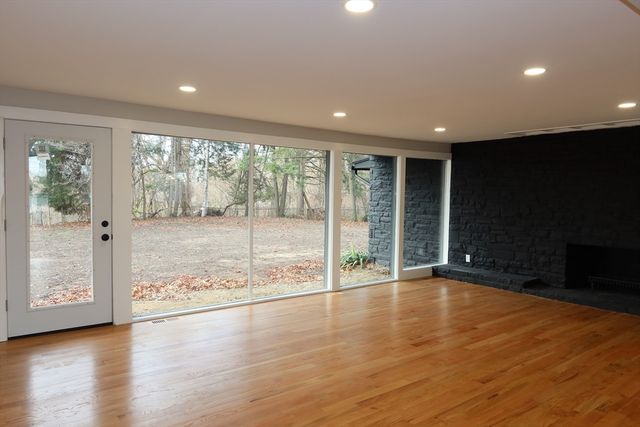 105 Overlook Dr, Springfield, MA 01118