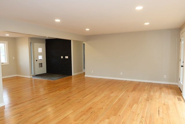 105 Overlook Dr, Springfield, MA 01118