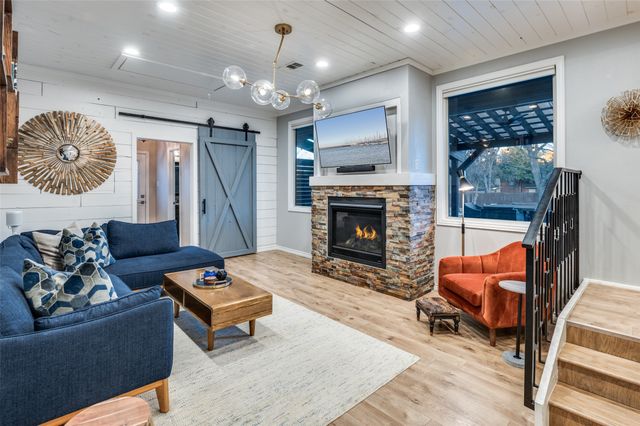 907 E Texas Street, Grapevine, TX 76051