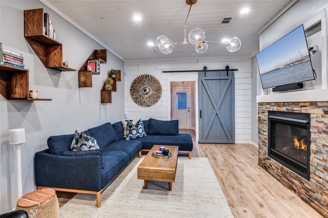 907 E Texas Street, Grapevine, TX 76051