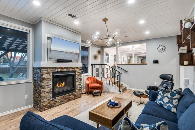 907 E Texas Street, Grapevine, TX 76051