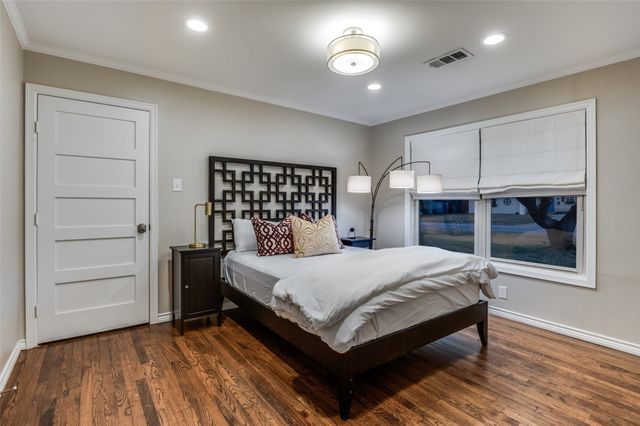 907 E Texas Street, Grapevine, TX 76051