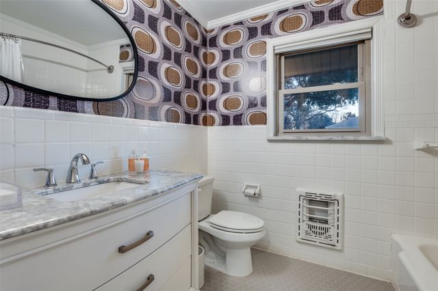 907 E Texas Street, Grapevine, TX 76051