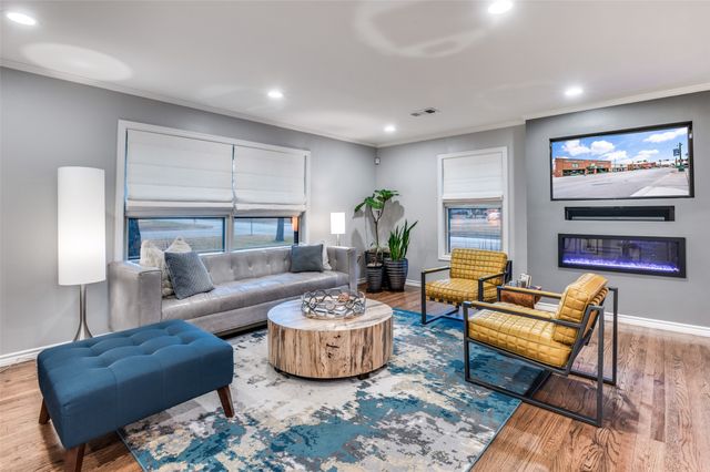 907 E Texas Street, Grapevine, TX 76051