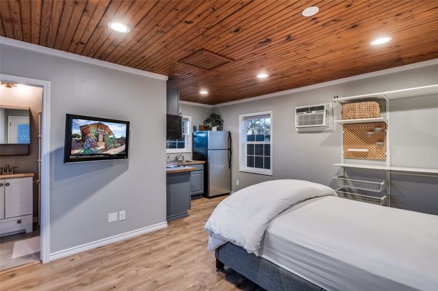 907 E Texas Street, Grapevine, TX 76051