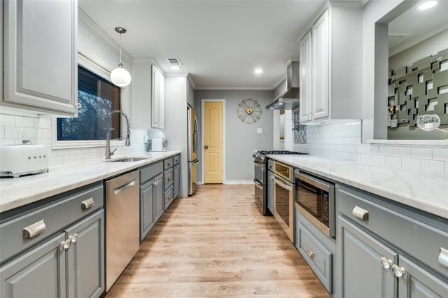 907 E Texas Street, Grapevine, TX 76051