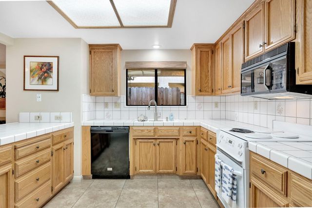 917 Valley Way, Madera, CA 93637