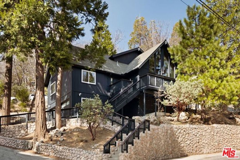 320 Pioneer Road, Lake Arrowhead, CA 92352