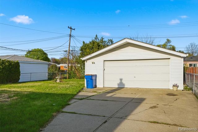 26840 Merideth Dr, Warren, MI 48091