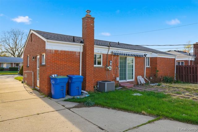 26840 Merideth Dr, Warren, MI 48091