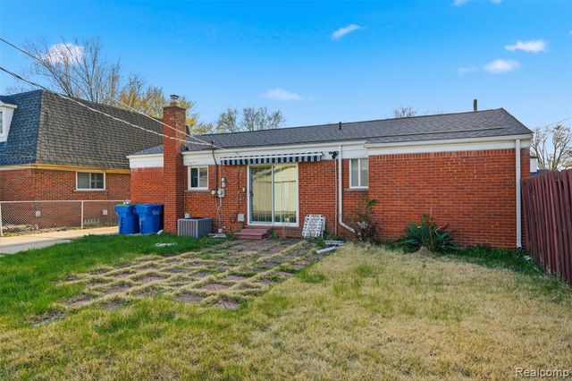 26840 Merideth Dr, Warren, MI 48091