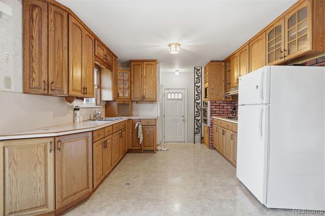 26840 Merideth Dr, Warren, MI 48091