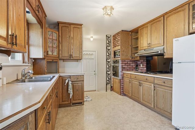 26840 Merideth Dr, Warren, MI 48091