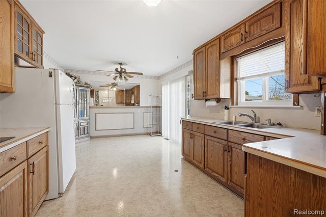 26840 Merideth Dr, Warren, MI 48091