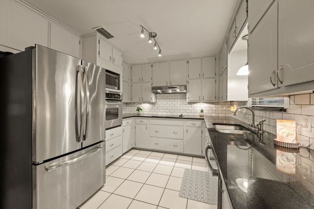 2927 Tangle Oaks Court, Bedford, TX 76021