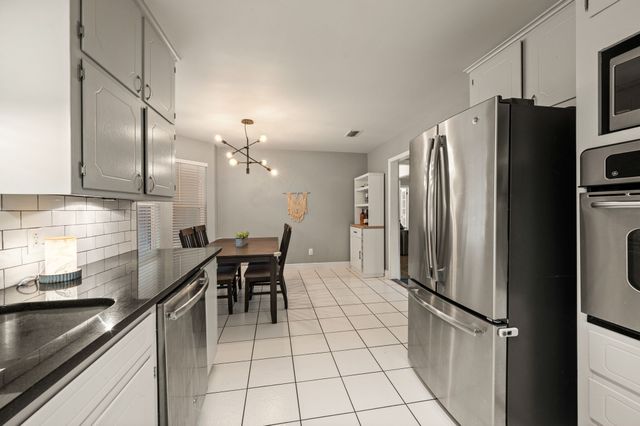 2927 Tangle Oaks Court, Bedford, TX 76021