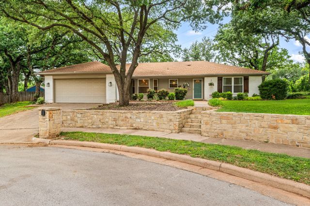 2927 Tangle Oaks Court, Bedford, TX 76021