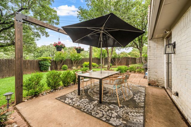 2927 Tangle Oaks Court, Bedford, TX 76021