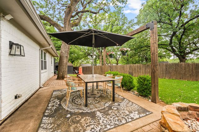2927 Tangle Oaks Court, Bedford, TX 76021