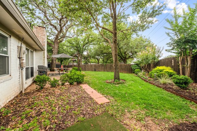 2927 Tangle Oaks Court, Bedford, TX 76021