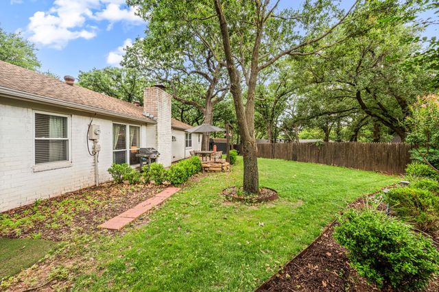 2927 Tangle Oaks Court, Bedford, TX 76021