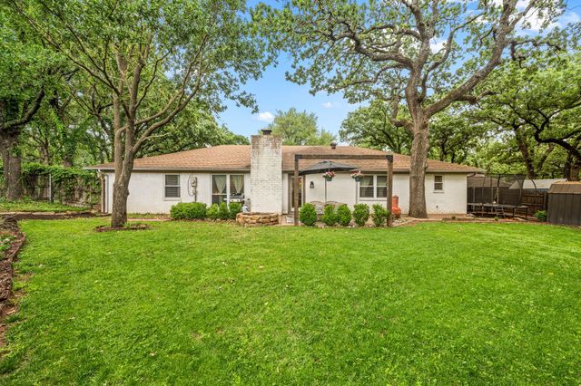 2927 Tangle Oaks Court, Bedford, TX 76021
