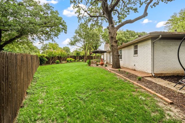 2927 Tangle Oaks Court, Bedford, TX 76021