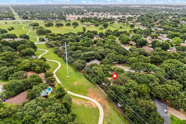 2927 Tangle Oaks Court, Bedford, TX 76021