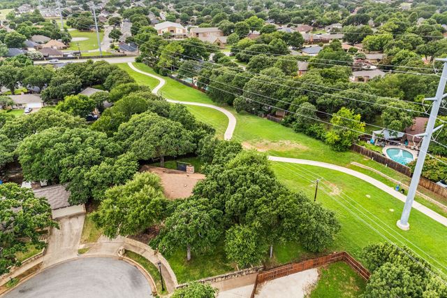 2927 Tangle Oaks Court, Bedford, TX 76021