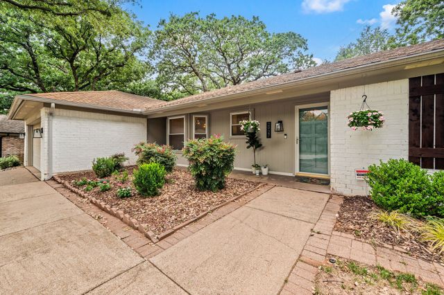 2927 Tangle Oaks Court, Bedford, TX 76021