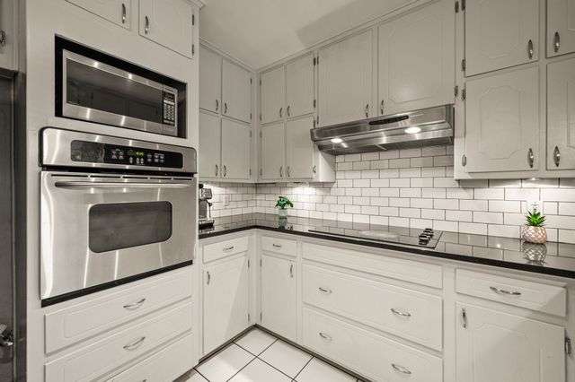 2927 Tangle Oaks Court, Bedford, TX 76021