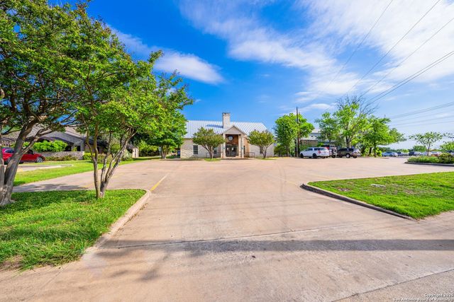 204 W Windcrest Drive, Fredericksburg, TX 78624