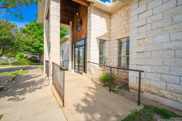 204 W Windcrest Drive, Fredericksburg, TX 78624